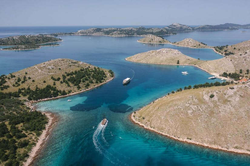 De omgeving tijdens de zeilboottocht naar de Kornati eilanden van Forum Tours Zadar.