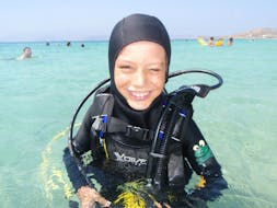 Een jongetje met zijn duikspullen tijdens de PADI Bubblemaker Private Course for Kids (8-10 y.) in Naxos met Blue Fin Divers Naxos.