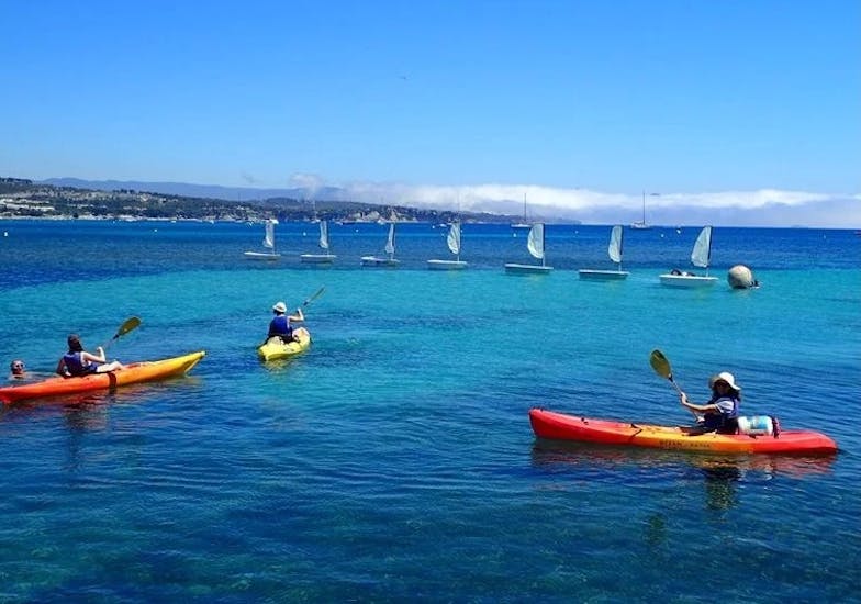 Personnes s'amusant durant leur Location de kayak de mer avec ExpéNature Côte d'Azur depuis La Ciotat vers ses Calanques.
