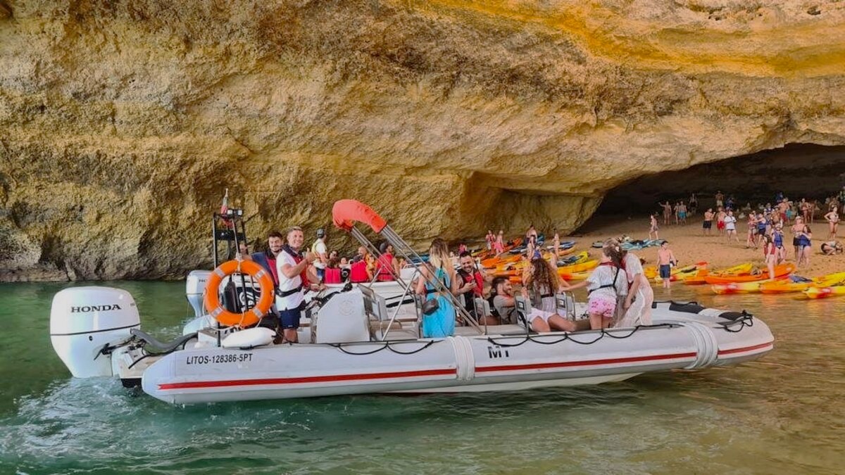 Aquí está un grupo durante el viaje en barco con Litos Tours Portimao.