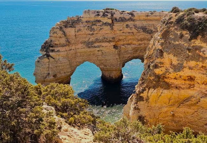 Tour in gommone da Portimão lungo l'Algarve fino alla Grotta di Benagil con snorkeling.