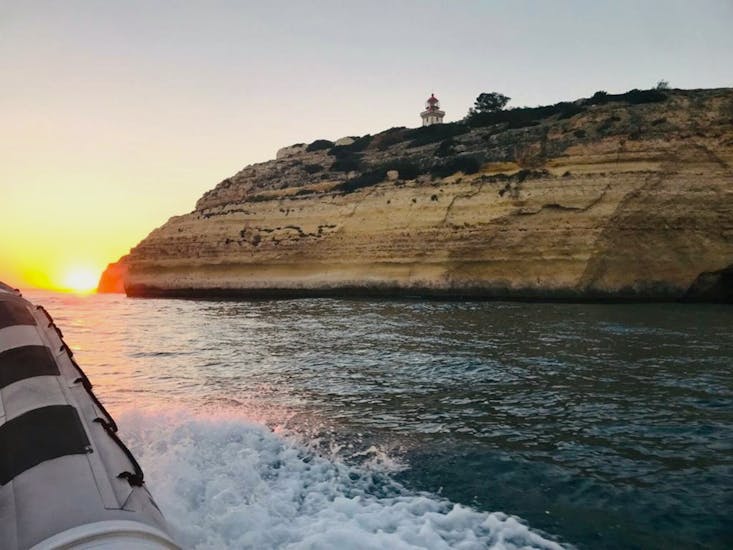 Giro in barca al tramonto da Portimão lungo l'Algarve fino alla Grotta di Benagil con snorkeling.
