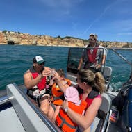 Aquí está un grupo disfrutando de su viaje en barco privado con Litos Tours Portimao.