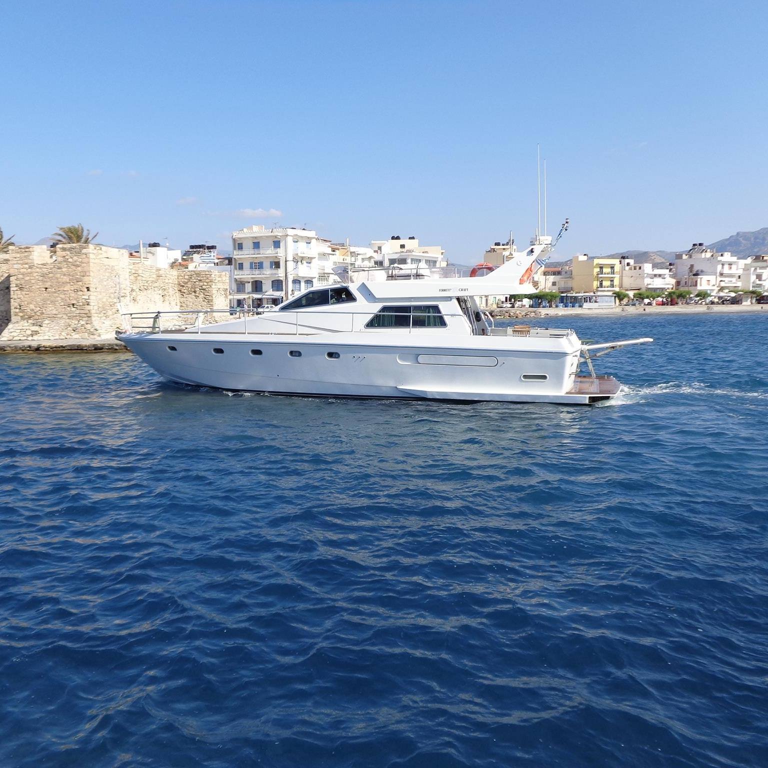 Eine Yacht treibt auf dem Ozean während der Privaten Bootstour von Ierapetra nach Chrissi Island mit Mittagessen organisiert von Ierapetra Cruise.