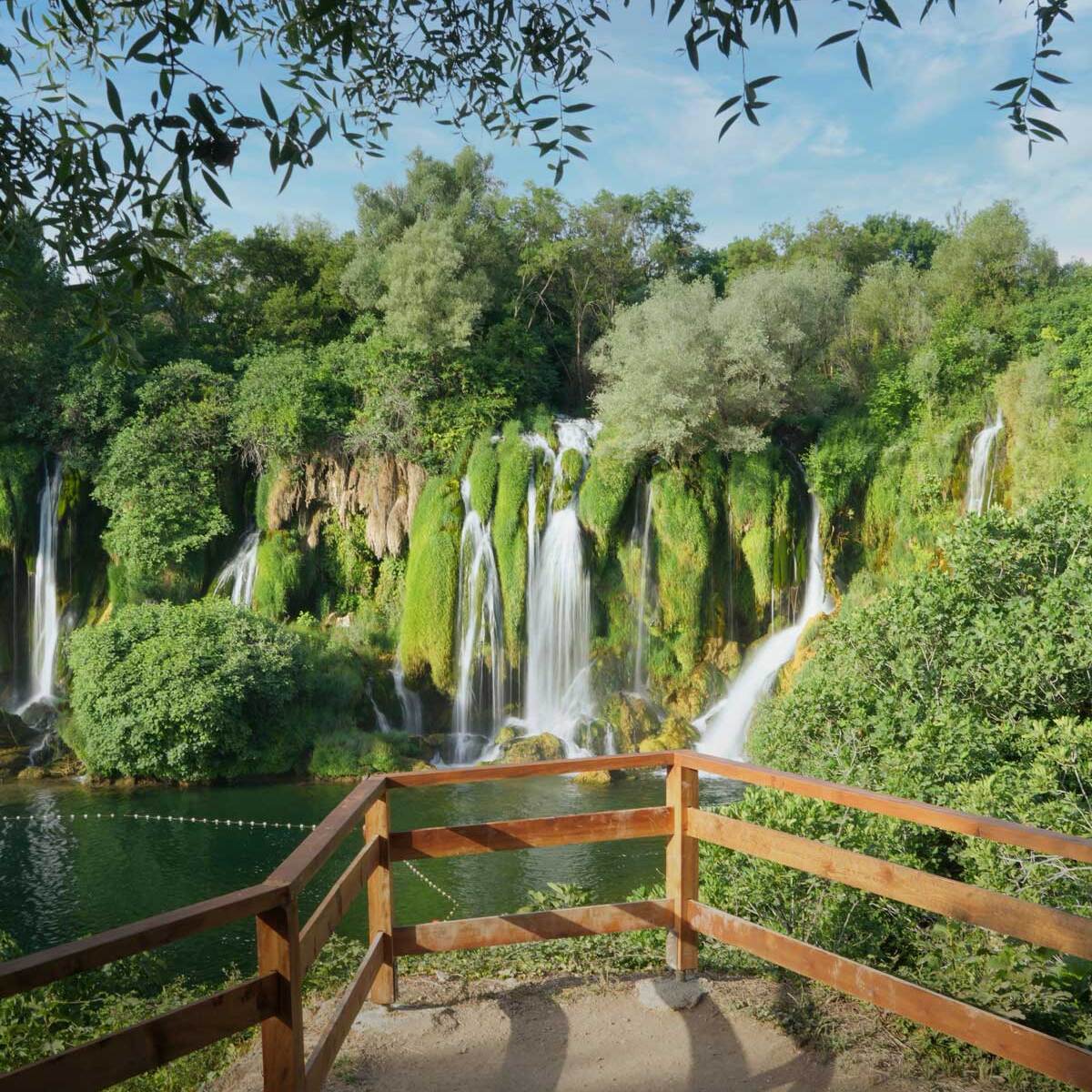 Tour in bus da Dubrovnik alle cascate di Kravica e Mostar con visita turistica con Sombrero Travel Dubrovnik.