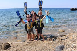A family with their snorkeling equipment on the beach during the Snorkeling Trip in Kassandra from Dive Club Kassandra.