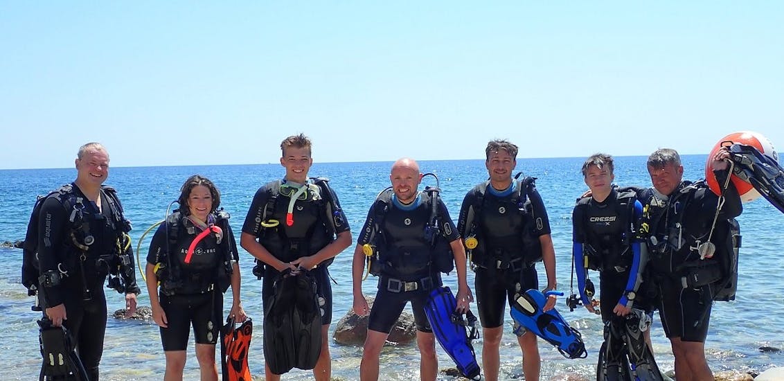 Een groep mensen op het strand met hun duikuitrusting tijdens de Discover Scuba Duiken voor beginners van Dive Club Kassandra.