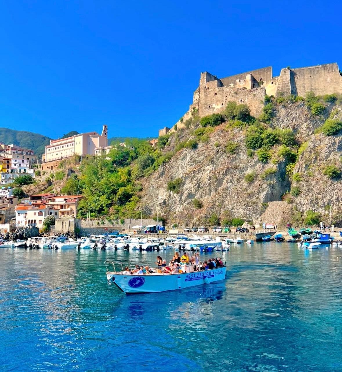 Giro in barca da Scilla a Torre Cavallo con aperitivo e soste per nuotare.