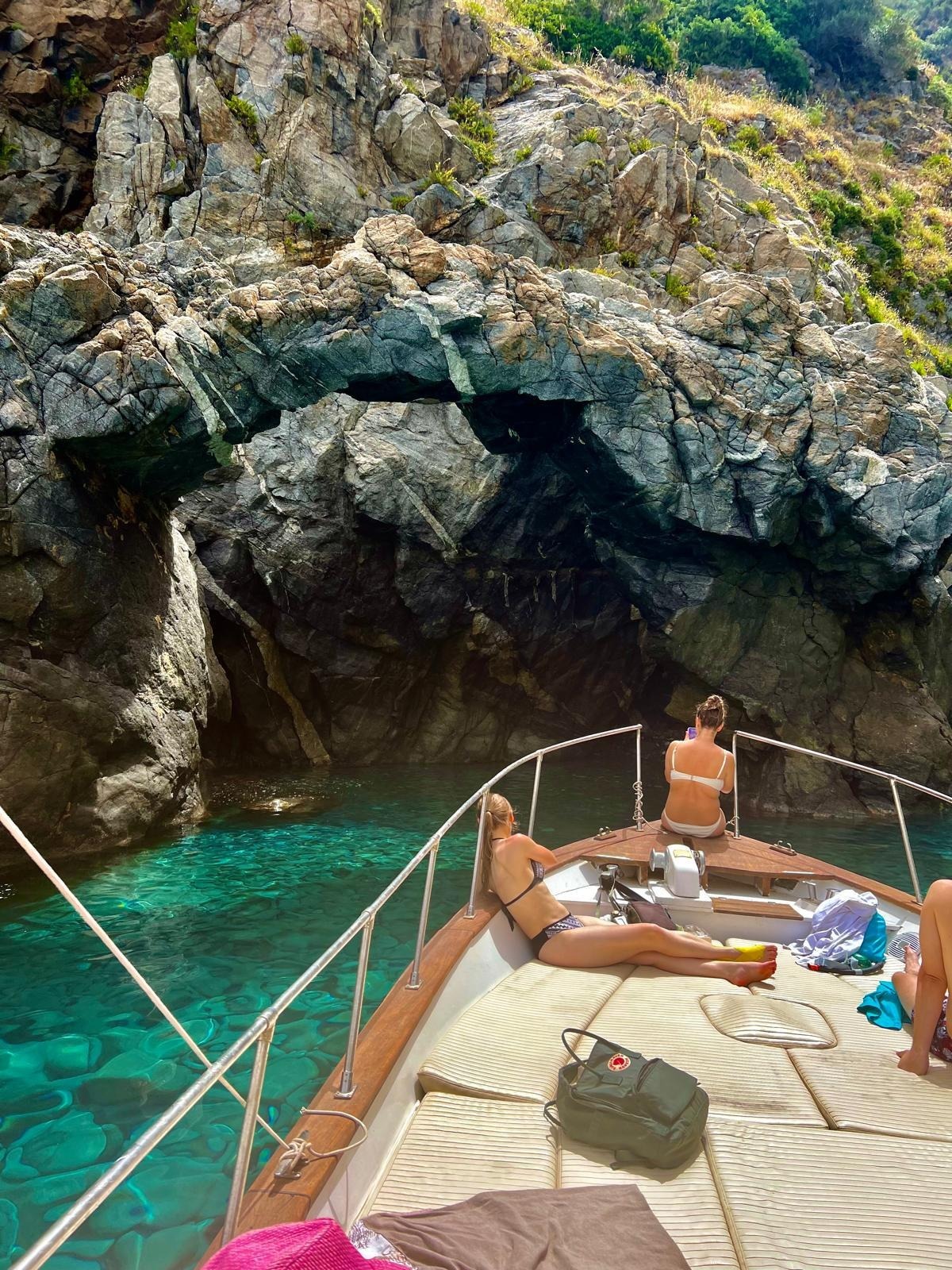 Giro in barca da Scilla a Cala Janculla e grotte di Bagnara con aperitivo con AlfoTour Scilla.
