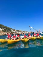 Un grupo durante una Ruta de kayak para principiantes en Dénia a Cova Tallada con Alicante Aventura.