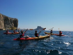 Un grupo posa para una foto durante una Ruta de kayak en Altéa a Morro de Toix y Cueva Dels Coloms con Alicante Aventura.