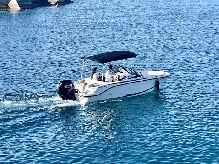 Aquí tenemos un Alquiler de Barco con Licencia alrededor de la azul costa de Blanes (hasta 6 personas) de Life Boat Costa Brava Blanes.