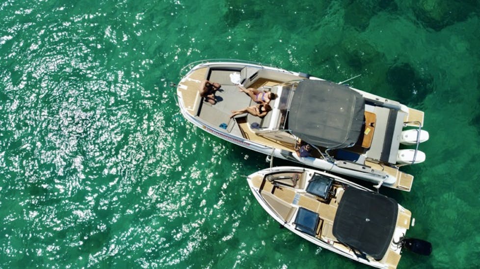 Aquí tenemos un Alquiler de Barco con Licencia alrededor de la azul costa de Blanes (hasta 6 personas) de Life Boat Costa Brava Blanes.