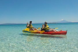 Twee mensen in een kajak in blauw water tijdens Kajaktocht op zee in Halkidiki met lunch & snorkelen met Sea Kayak Halkidiki.