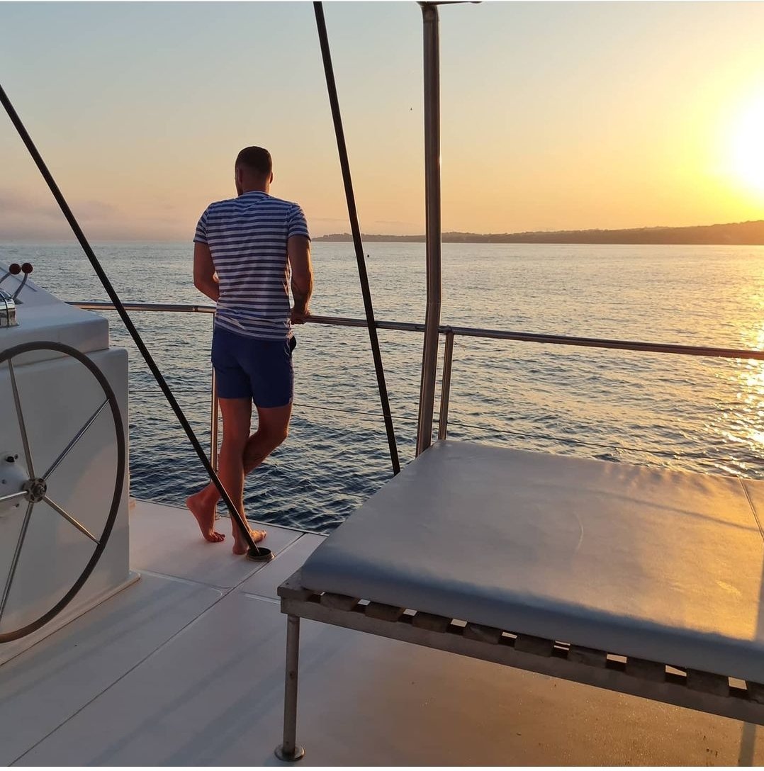 Katamarantour bei Sonnenuntergang zur Cova Tallada ab Jávea.