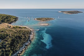 Excursión privada en barco a la Cueva Azul, la Laguna Azul & Hvar desde Split con snorkel con Booker Travel Agency Split.