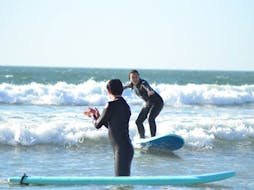 Surfkurs (ab 6 J.) für Anfänger mit Surf Academy Agadir.