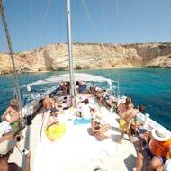 Persone in barca durante la gita in barca a vela a Koufonisia e Naxos con snorkeling di Captain Yannis Cruises Kaïki Paros.