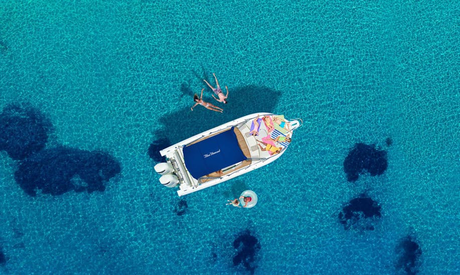 Giro in barca da Giardini Naxos a Taormina con avvistamento delfini e aperitivo.