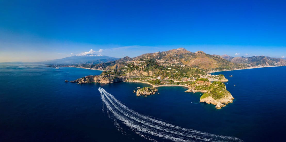 Giro in barca privata da Giardini Naxos con aperitivo e snorkeling.