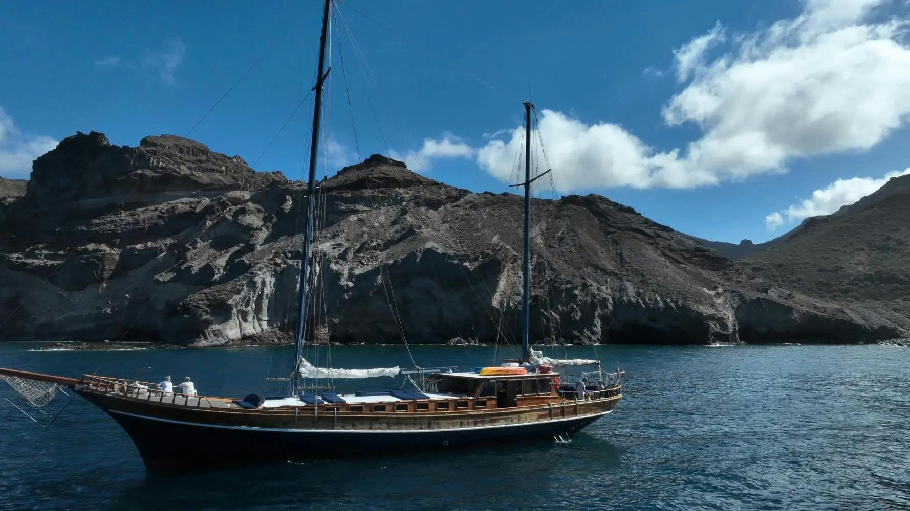 Das Segelboot "The Liberty" von Dolphins Multiacuatic schwimmt im Meer in der Nähe des Hafens.