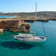 The wooden boat that is used during the Private Sailboat Trip to Koufonisia and Naxos with Snorkeling from Captain Yannis Cruises Kaïki Paros.