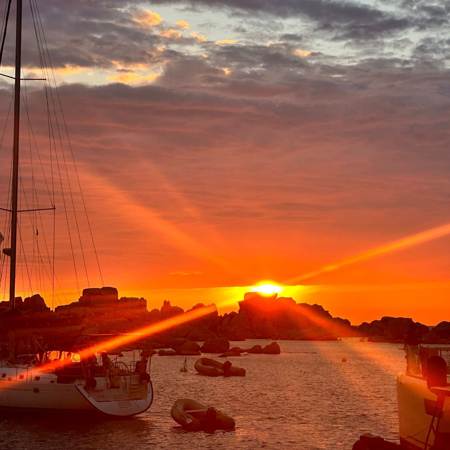 Paseo privado en catamarán al atardecer desde Bonifacio con aperitivo con Briseis Croisières Bonifacio.