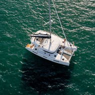 Das Boot, das für den privaten Katamaran Trip nach Paros und Antiparos mit Schnorcheln und BBQ von Captain Yannis Cruises Catamaran Paros verwendet wird.