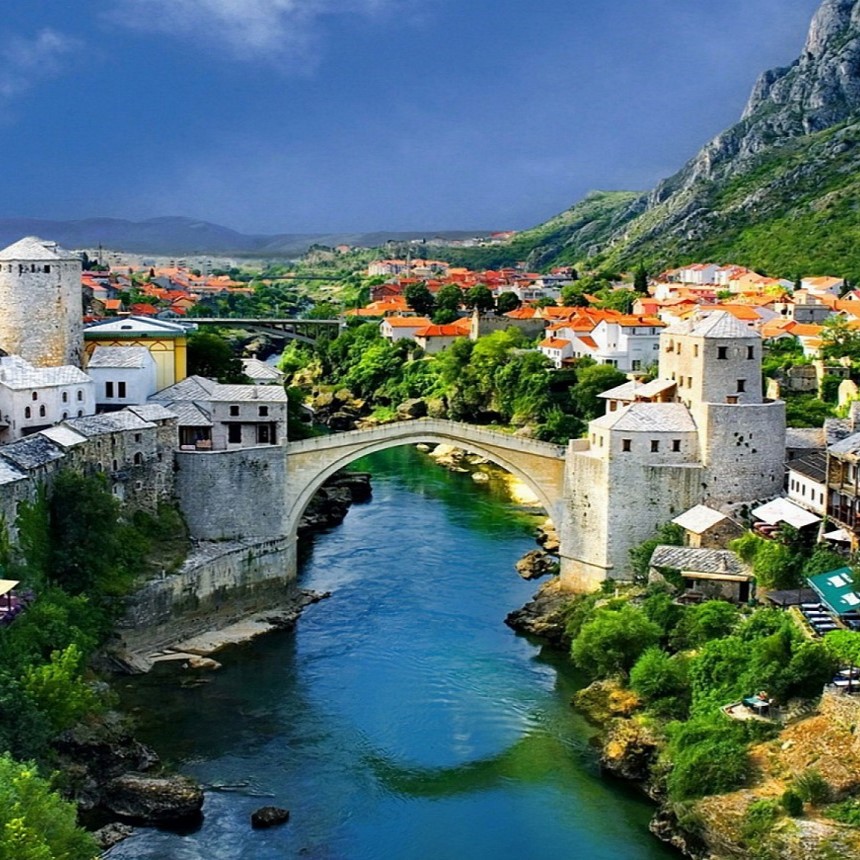 Image du célèbre vieux pont de Mostar, visité lors d'une balade en bateau à Mostar et aux chutes de Kravica depuis Dubrovnik avec Select Dubrovnik.