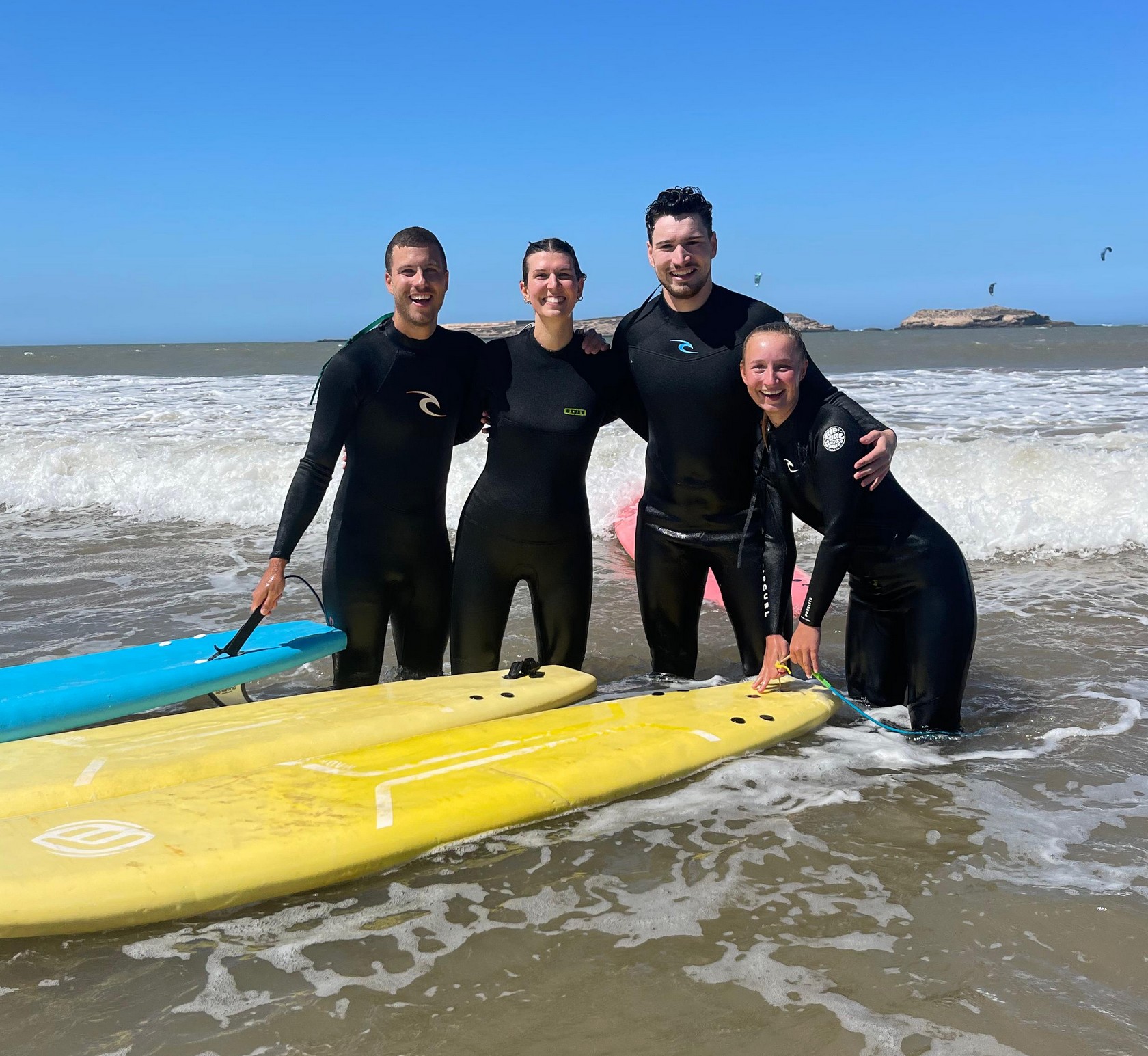 Surflessen in Essaouira vanaf 8 jaar voor alle niveaus met KiteTripping Kitesurf & Surf School Essaouira.
