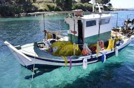 Ein Boot auf dem wunderschönen blauen Wasser der Blauen Lagune während der Bootstour zur Insel Ammouliani und zur Blauen Lagune ab Thessaloniki mit Mittagessen mit MTM Tourism Griechenland.