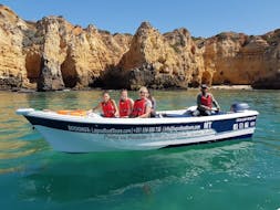Eine Gruppe von Personen genießt die Aussicht während der Bootstour von Lagos entlang der Algarve Küste mit Badestopp organisiert von Lagos Boat Tours.