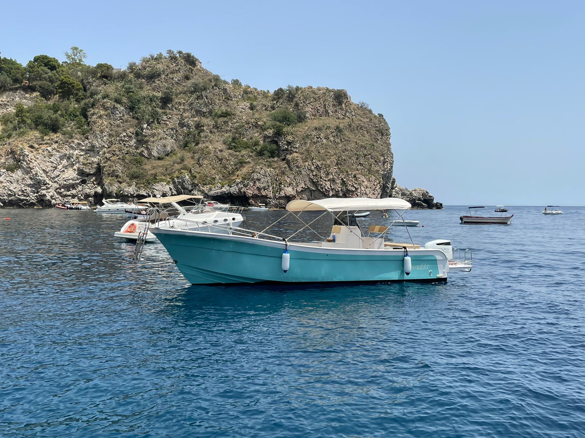 Boottocht van Giardini Naxos naar Grotta delle Sirene met Spisidda Boat Excursions Giardini Naxos.