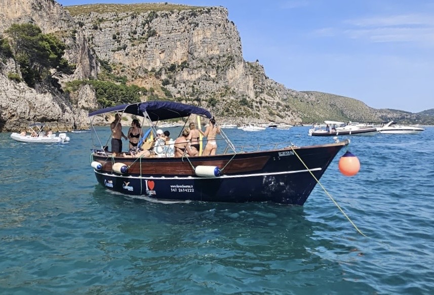 Private Bootstour von Canal Sisto zu den Circeo-Höhlen mit Schnorcheln mit I Love Charter Sperlonga.