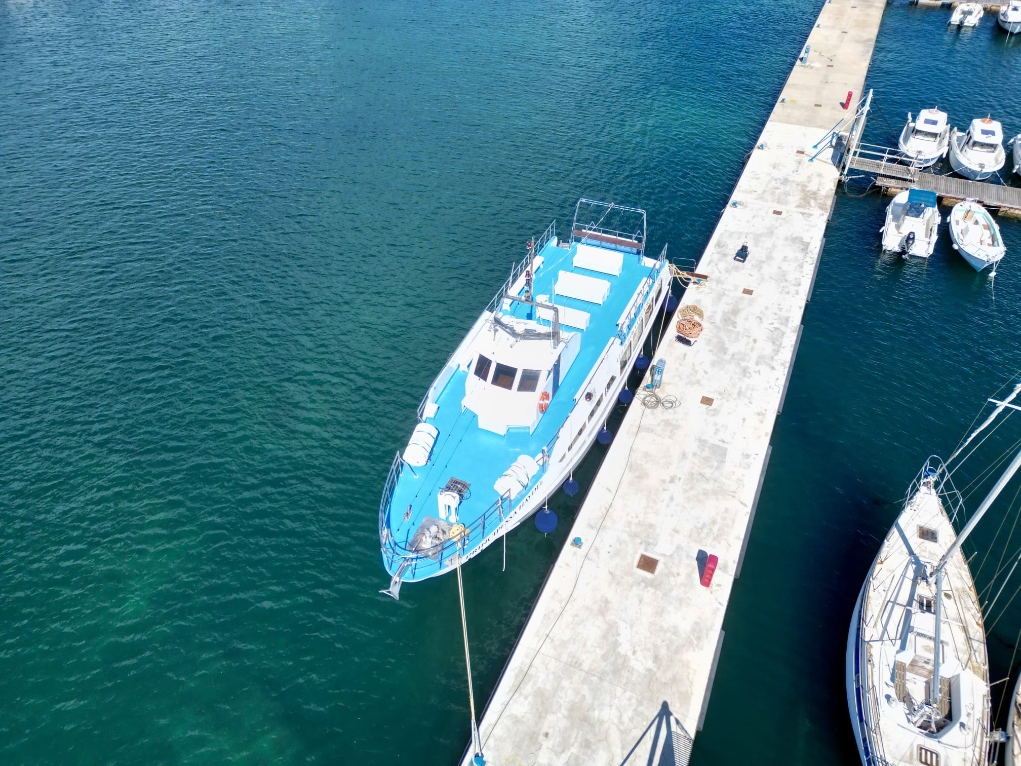 Tour in barca alle isole di Tavolara e Molara con pranzo e soste per nuotare.