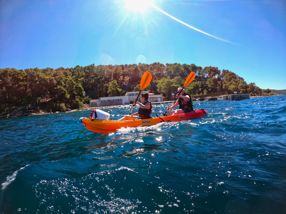 Hier sind 2 Personen, die die Kajaktour um den Marjan Forest Park in Split mit Schnorcheln mit Given2Fly Adventures Split genießen.