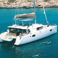 De Catamaran met mensen die ernaast  zwemmen tijdens de Catamarantocht naar Gramvousa  & zwemmen met DanEri Yachts Crete.