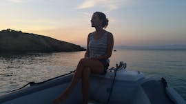 Privater Bootsausflug bei Sonnenuntergang zu den Porquerolles-Inseln mit Badestopp, wo wir ein Mädchen sehen können, das auf dem Boot von L'Escapade Promenade en Mer chillt.