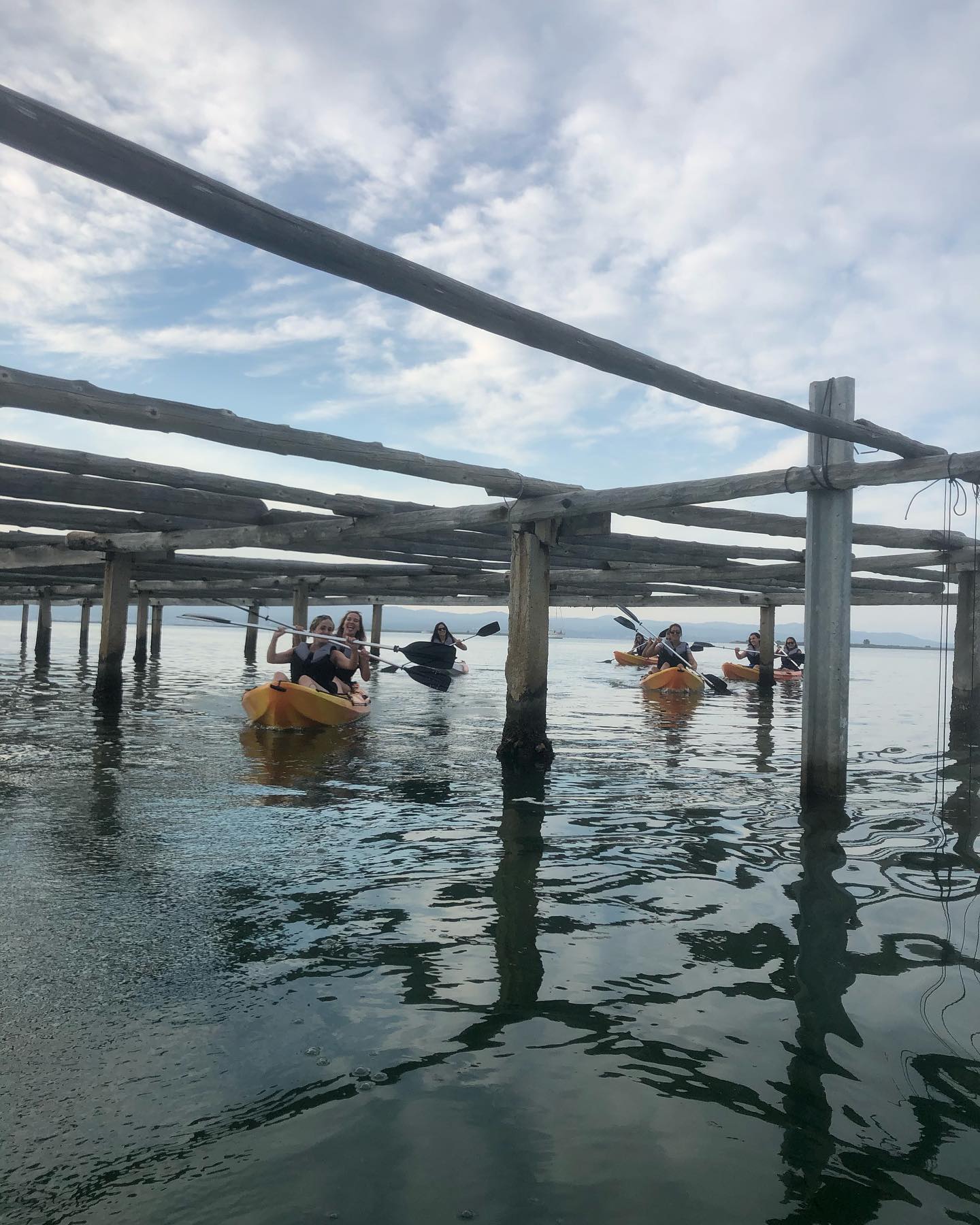 Un grupo durante una Ruta en Kayak & SUP en Badia del Fangar a las mejilloneras con IDILIC Turisme Esportiu.