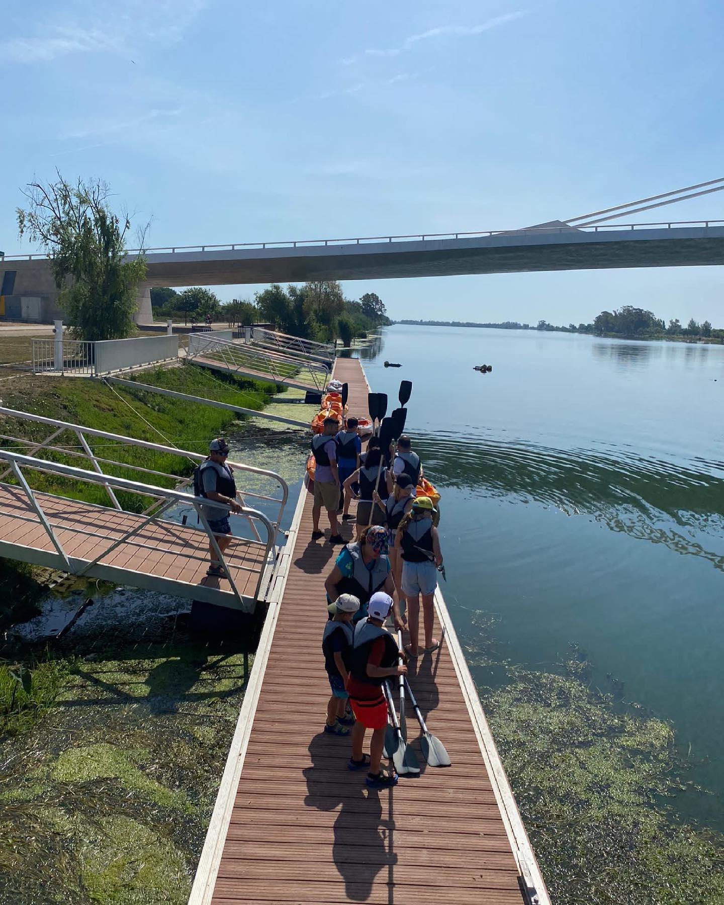 Un grupo durante una Ruta en Kayak & SUP a Illa de Gràcia en el Río Ebro con IDILIC Turisme Esportiu.