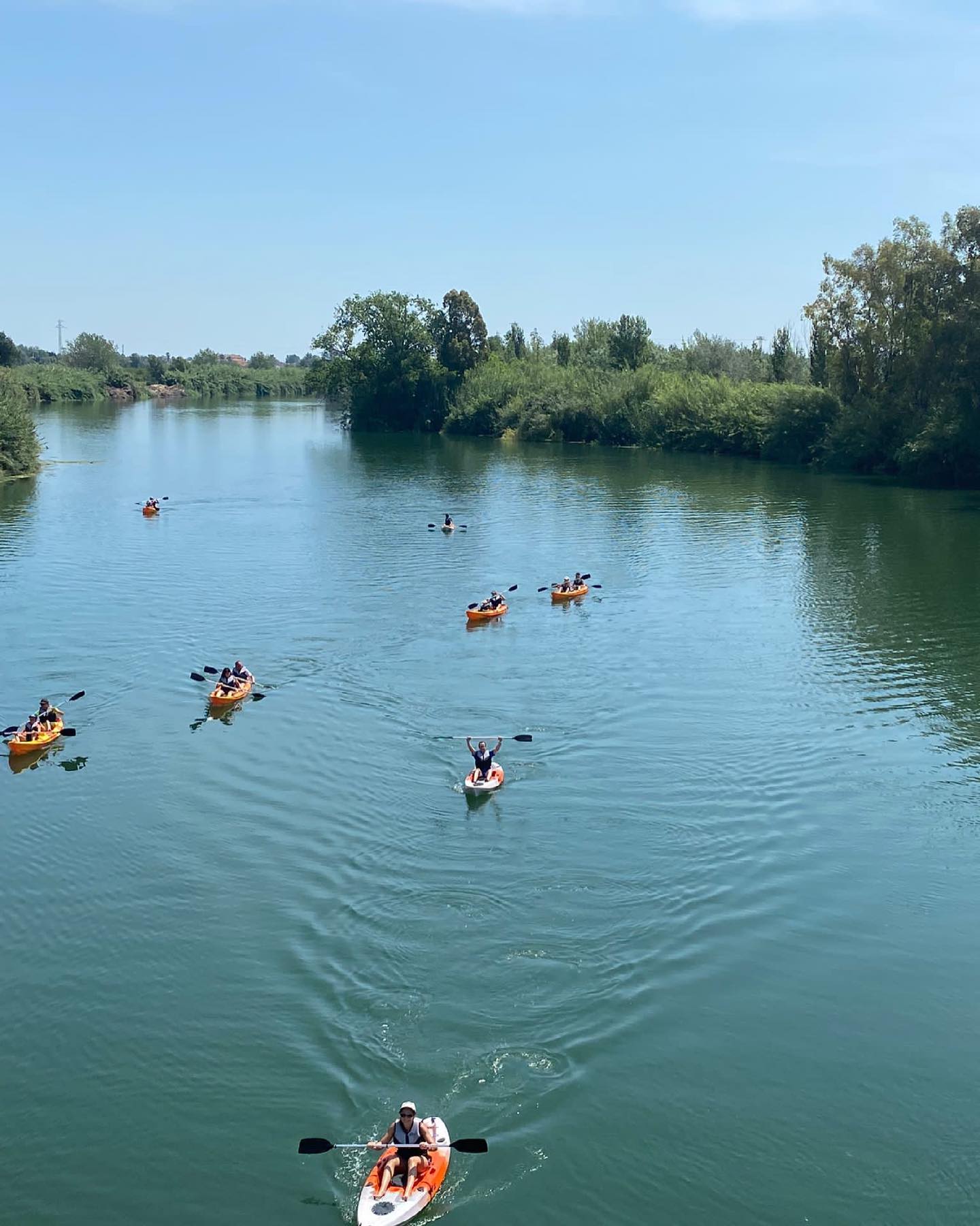 Un grupo durante una Ruta de Kayak & SUP a Torre de Sant Joan en Bahía dels Alfacs con IDILIC Turisme Esportiu.