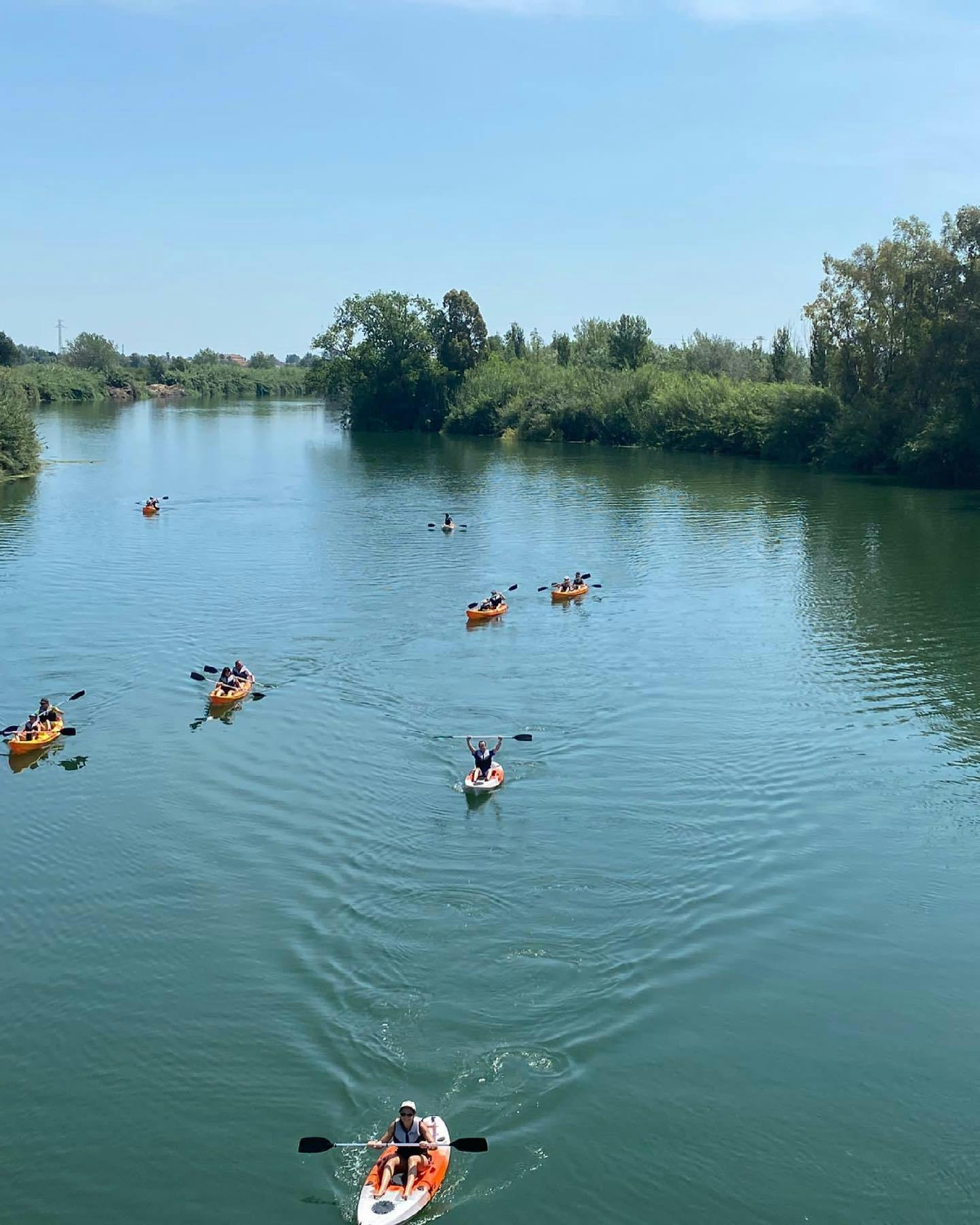 Un grupo durante una Ruta de Kayak & SUP a Torre de Sant Joan en Bahía dels Alfacs con IDILIC Turisme Esportiu.
