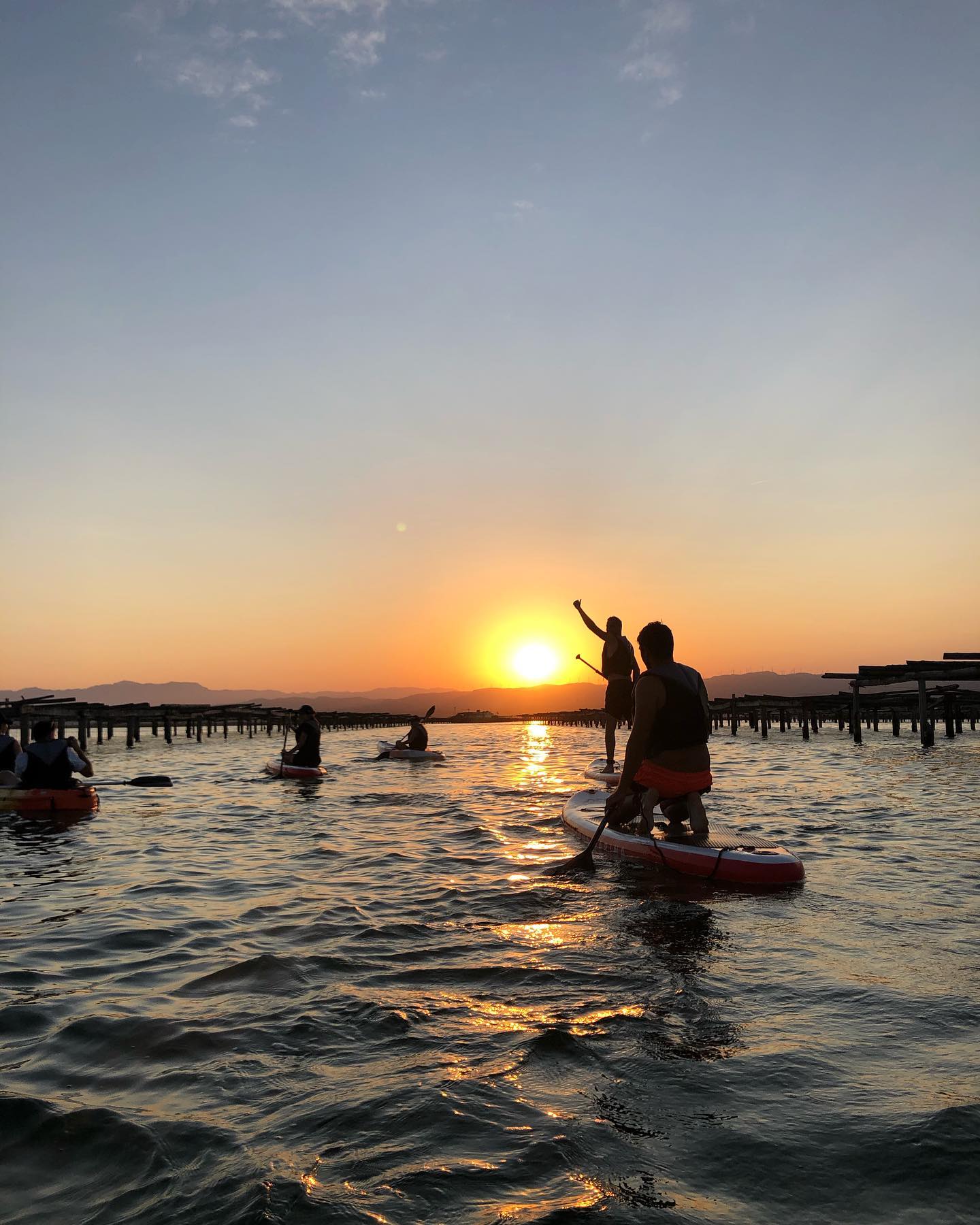 Una preciosa Ruta de Kayak & SUP al atardecer en la Badia del Fangar con IDILIC Turisme Esportiu.
