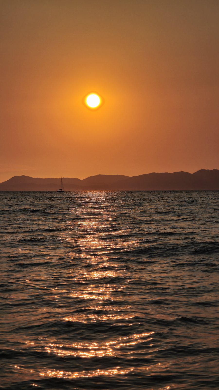 Paseo en velero al atardecer a la Laguna Azul y Mourtos Sea Cave con parada para nadar.