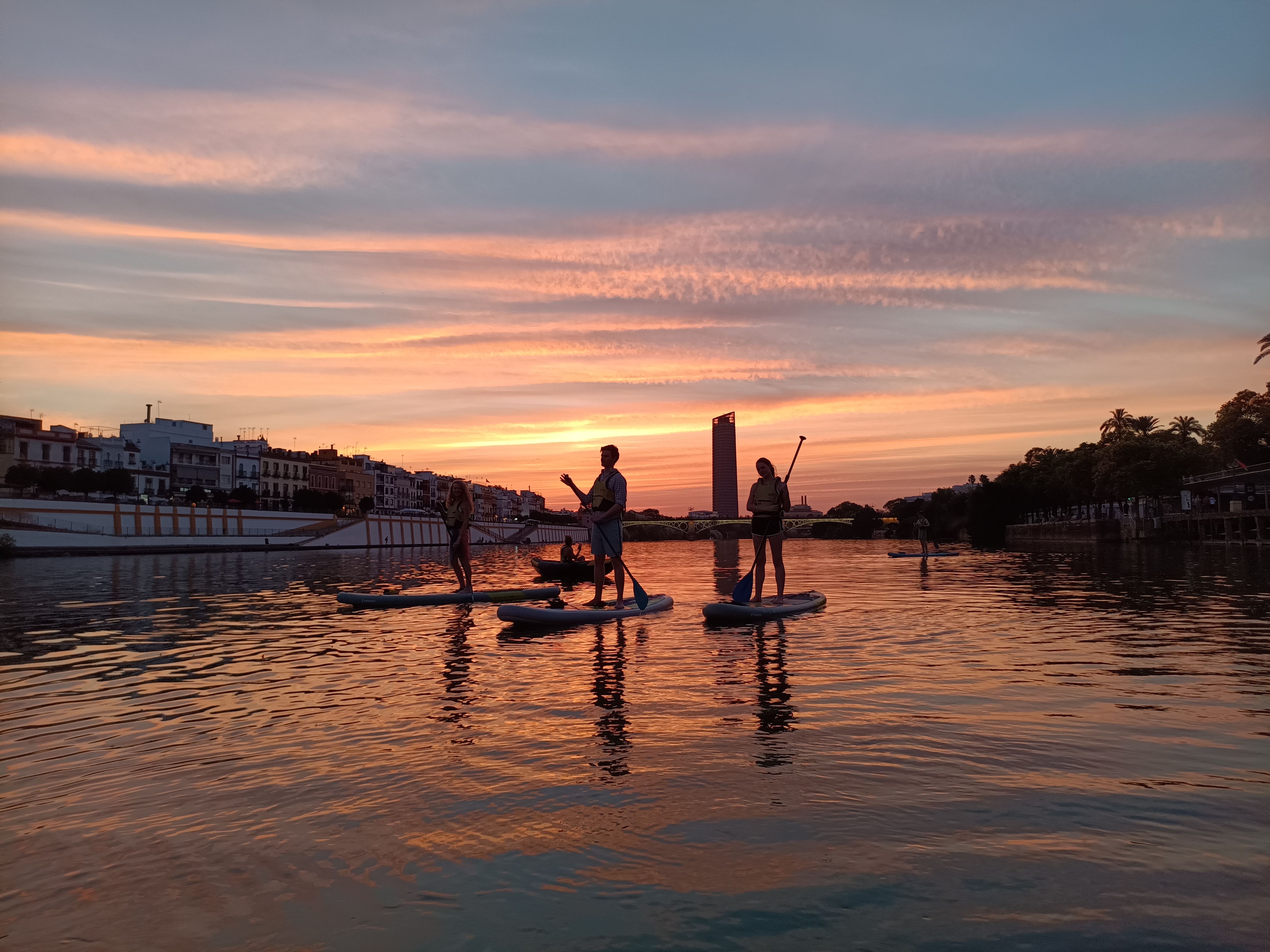 Tour guidato in stand up paddling al tramonto lungo il fiume Guadalquivir.