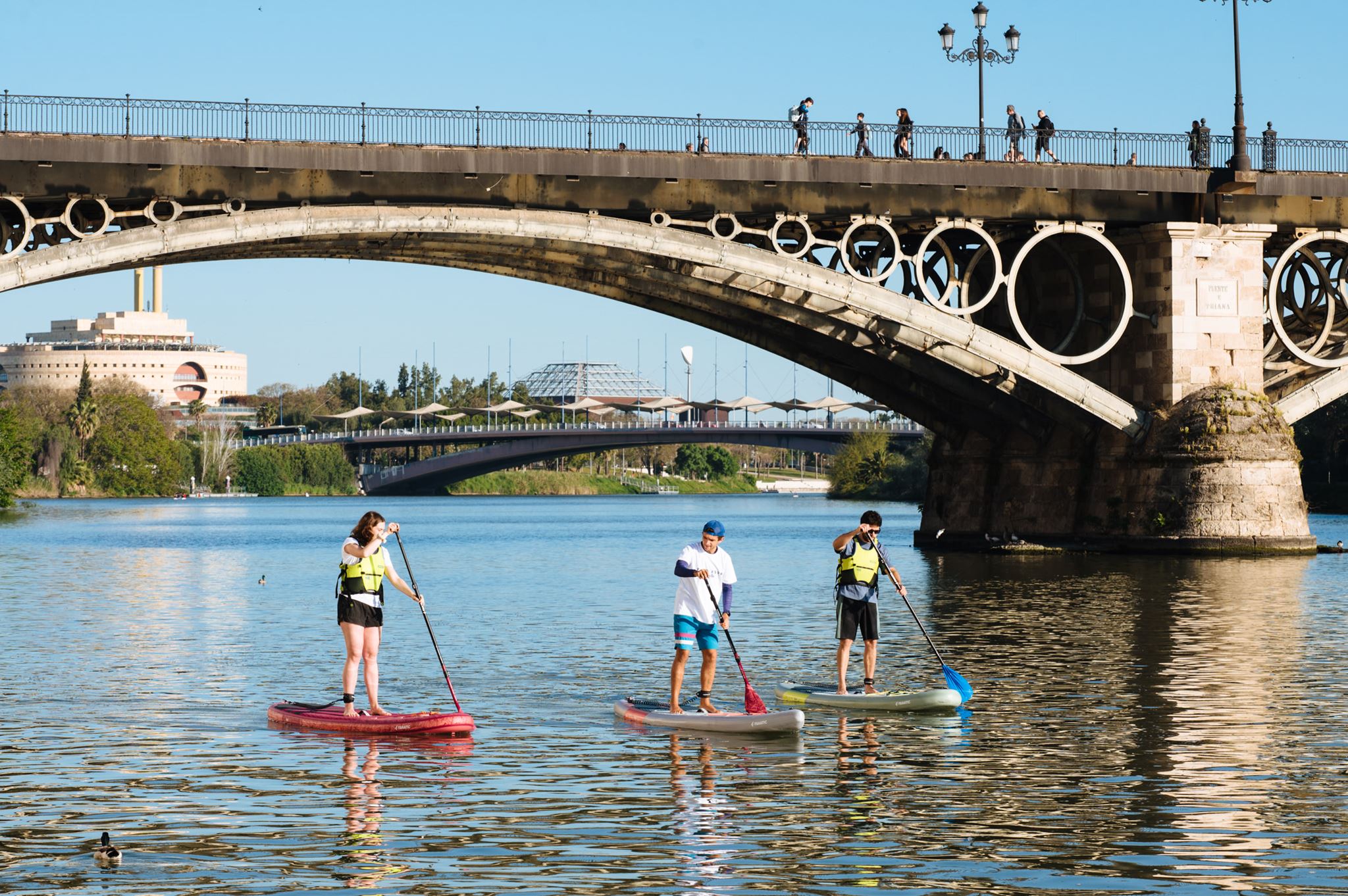 Privater Stand Up Paddle Kurs auf dem Guadalquivir Fluss (ab 7 J.) mit Paddle Surf Sevilla.