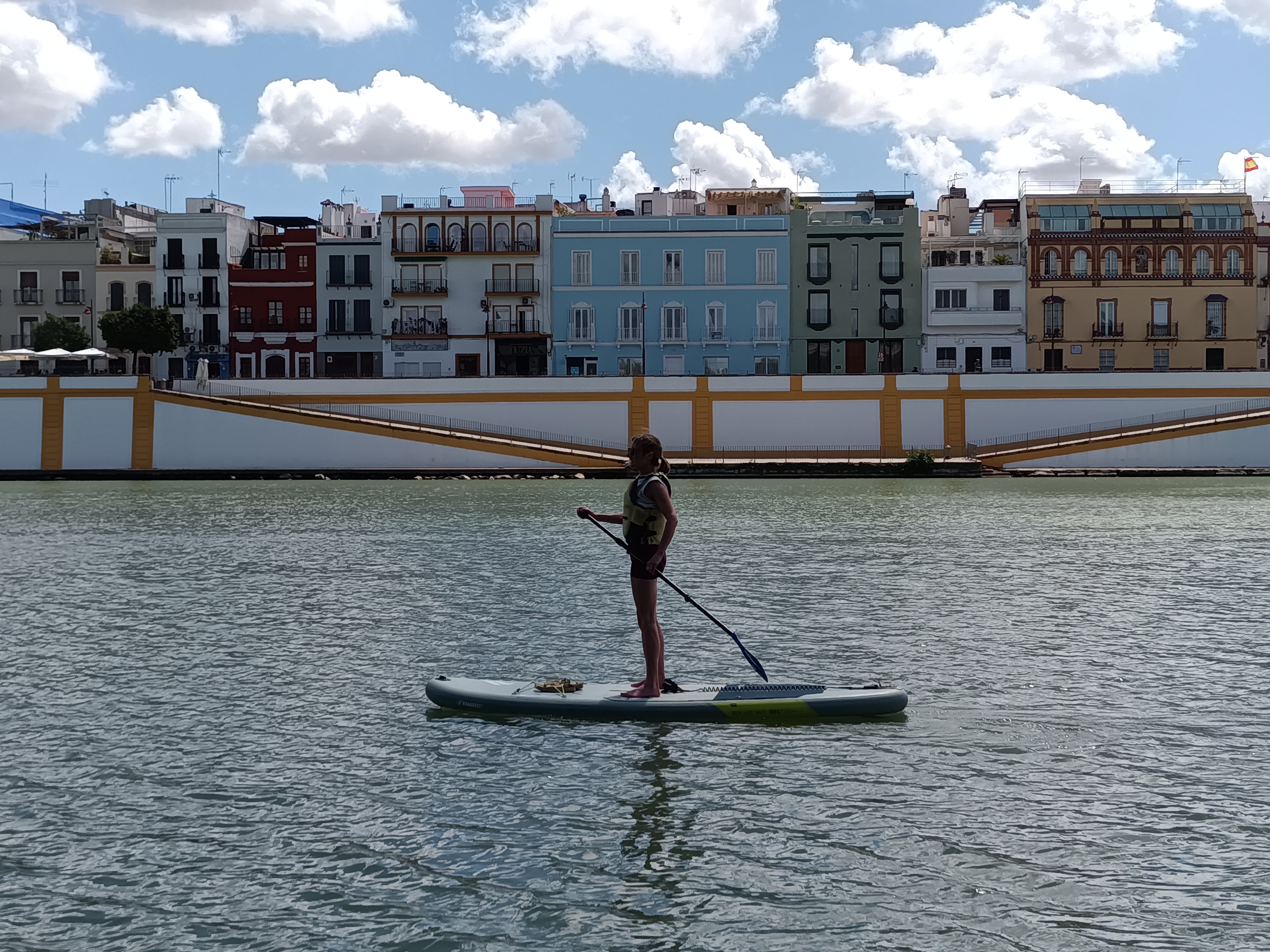 SUP-Verleih auf dem Fluss Guadalquivir in Sevilla (ab 10 J.) mit Paddle Surf Sevilla.