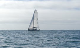 un voilier sur la mer lors de Apéro sur un voilier à Queridon avec La Baladeuzh.