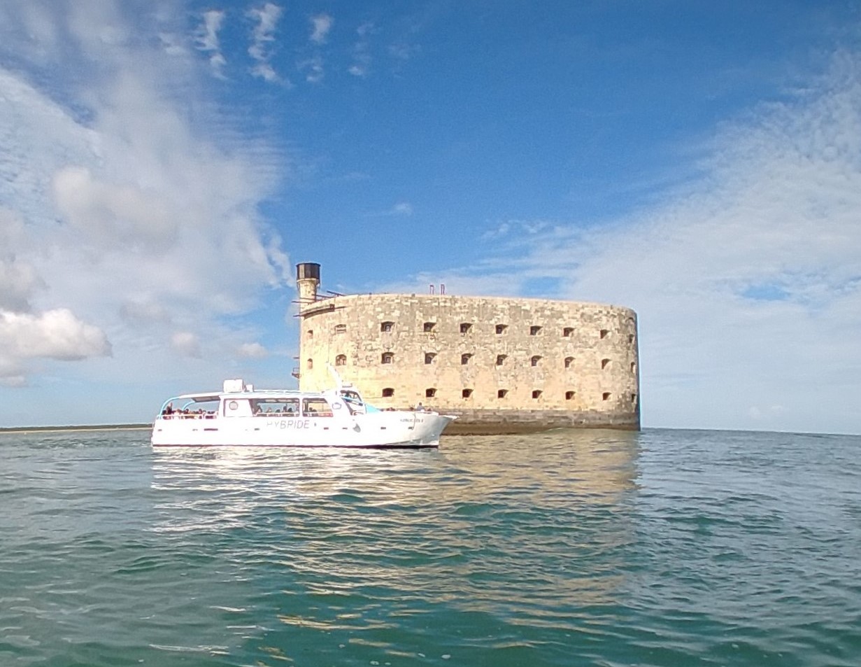 Das Motorboot vor Fort Boyard auf Tour mit Les Croisières Oléronaises.
