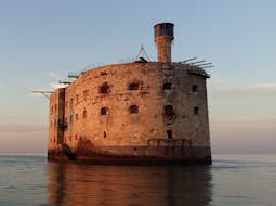 Fort Boyard au coucher du soleil lors d'une Balade privée en bateau autour de Fort Boyard et des îles d'Aix et d'Oléron avec Les Croisières Oléronaises.